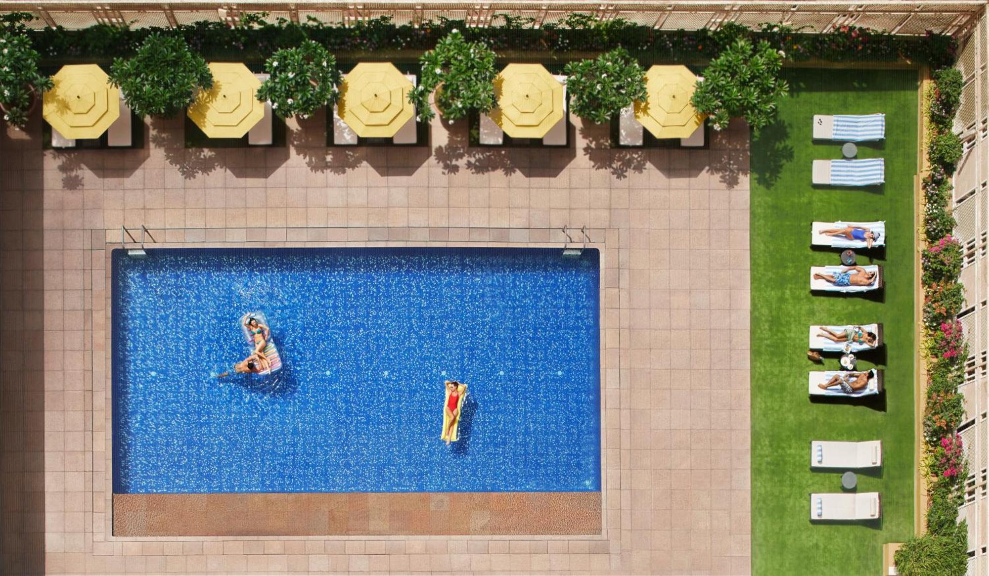 Отель President - Ihcl Seleqtions Мумбаи Экстерьер фото The pool at the 1018