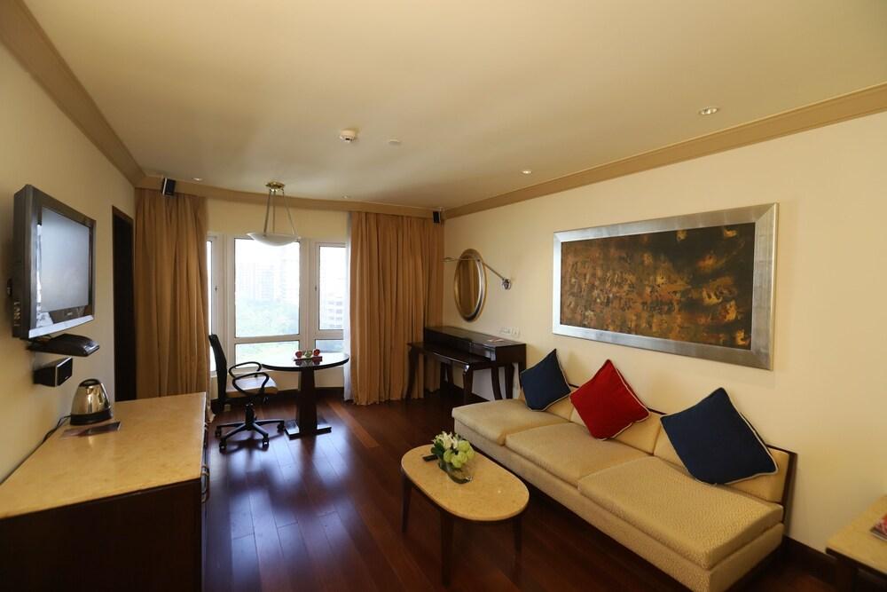 Отель President - Ihcl Seleqtions Мумбаи Экстерьер фото A suite at the Taj Bengal